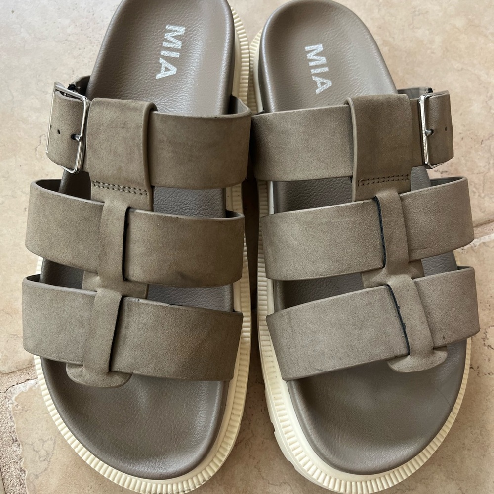 Women’s MIA Geni Slip on Sandals (size 8)